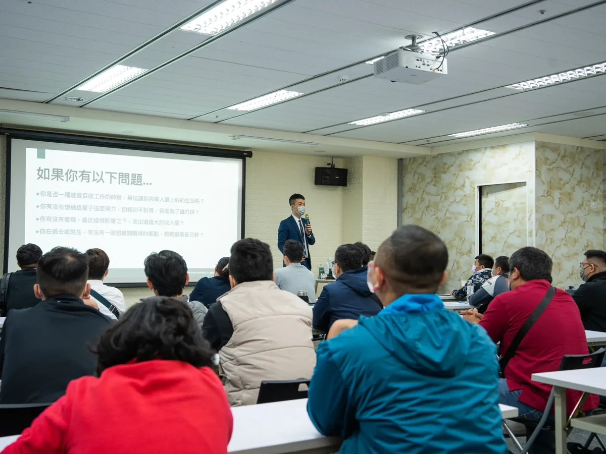 鍍膜品牌招生說明會現場，講師在台上對滿座學員簡報