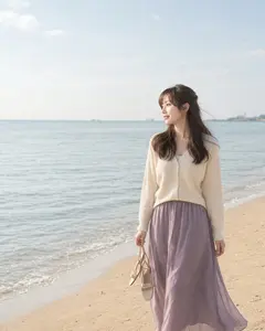 同一位虛擬人物在海邊場景